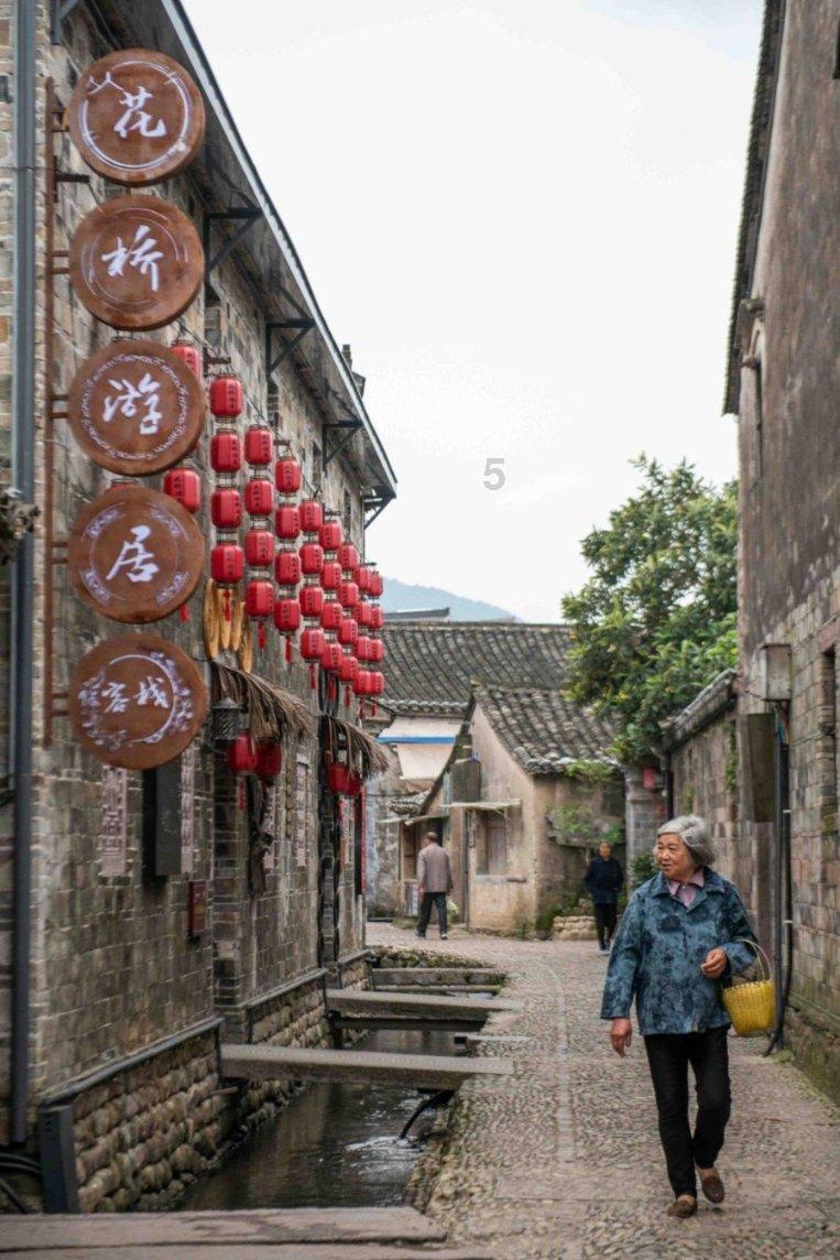 道士去给一人家算命,刚进门掉头就走:不算了,这一家子不是凡人